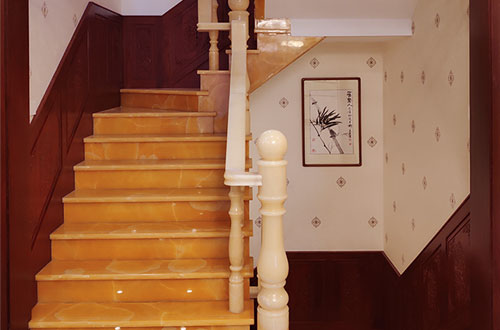 长宁中式别墅室内汉白玉石楼梯的定制安装装饰效果