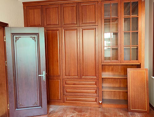 长宁中式家庭装修里定制的实木衣柜效果图